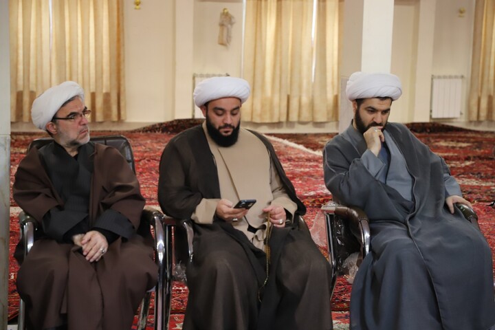 تصاویر / نشست طلاب جهادی و موکب‌داران حوزه‌های علمیه تبریز با نماینده آیت‌الله العظمی سیستانی