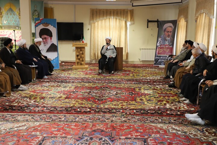 تصاویر / نشست طلاب جهادی و موکب‌داران حوزه‌های علمیه تبریز با نماینده آیت‌الله العظمی سیستانی