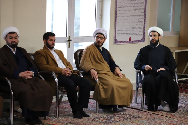 تصاویر / نشست طلاب جهادی و موکب‌داران حوزه‌های علمیه تبریز با نماینده آیت‌الله العظمی سیستانی