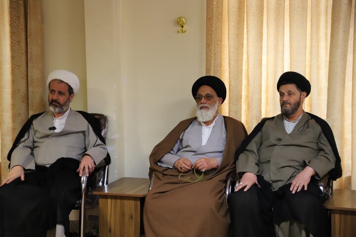 تصاویر / نشست طلاب جهادی و موکب‌داران حوزه‌های علمیه تبریز با نماینده آیت‌الله العظمی سیستانی