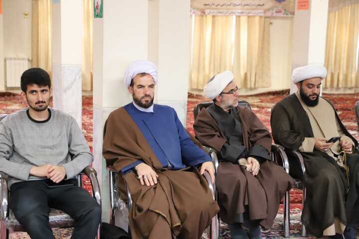تصاویر / نشست طلاب جهادی و موکب‌داران حوزه‌های علمیه تبریز با نماینده آیت‌الله العظمی سیستانی