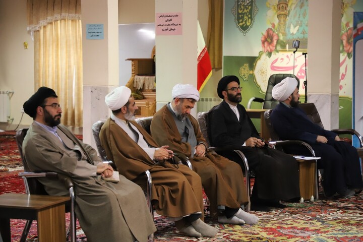 تصاویر / نشست طلاب جهادی و موکب‌داران حوزه‌های علمیه تبریز با نماینده آیت‌الله العظمی سیستانی