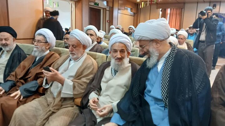 تصاویر/ حضور نماینده ولی فقیه در استان در مراسم میلاد امام رضا (ع) در دفتر مرجعیت علامه جوادی آملی در آمل