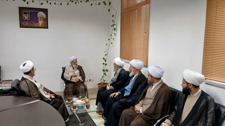 تصاویر/ حضور نماینده ولی فقیه در استان در مراسم میلاد امام رضا (ع) در دفتر مرجعیت علامه جوادی آملی در آمل