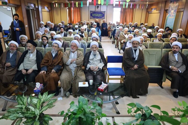 تصاویر/ حضور نماینده ولی فقیه در استان در مراسم میلاد امام رضا (ع) در دفتر مرجعیت علامه جوادی آملی در آمل