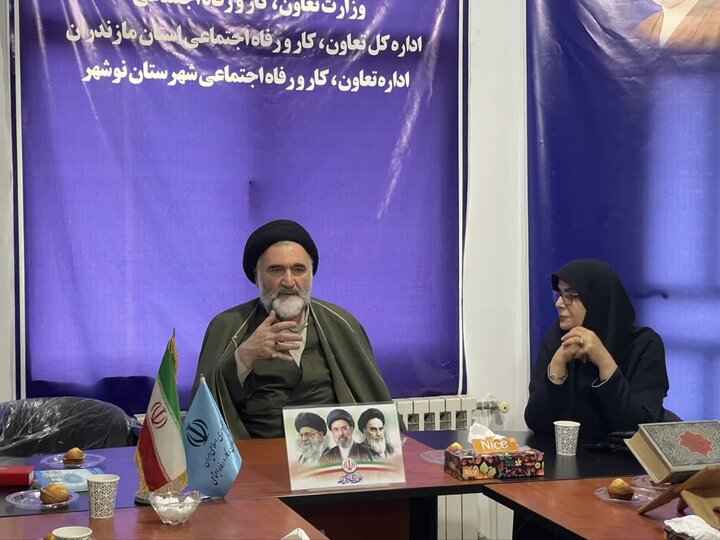 تصاویر/ امام جمعه شهرستان نوشهر  در اداره کار و رفاه اجتماعی و تقدیر از کارگران نمونه