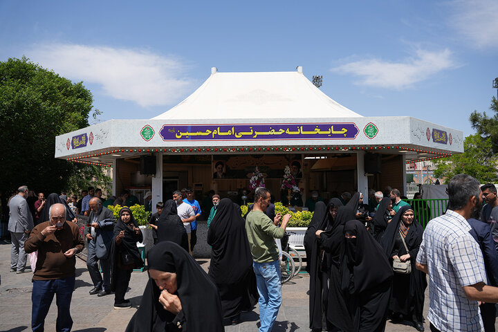 نشاط و معنویت زائران حرم بانوی کرامت در سالروز میلاد امام رضا(ع)
