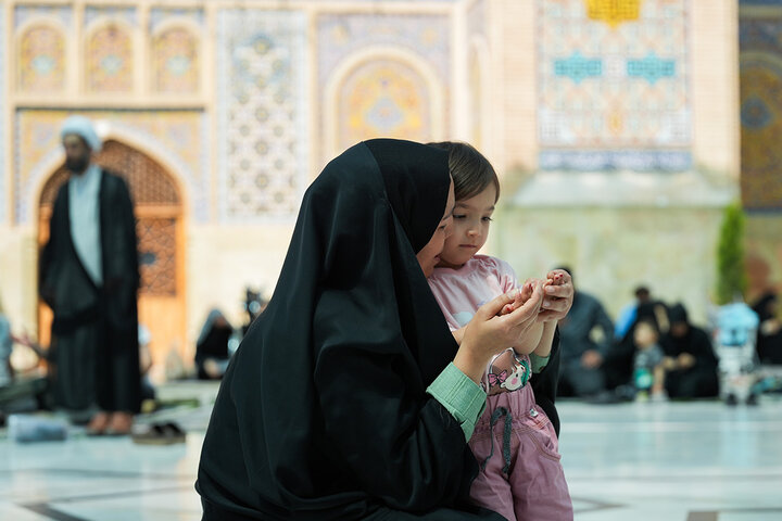 نشاط و معنویت زائران حرم بانوی کرامت در سالروز میلاد امام رضا(ع)