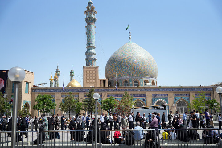 نشاط و معنویت زائران حرم بانوی کرامت در سالروز میلاد امام رضا(ع)