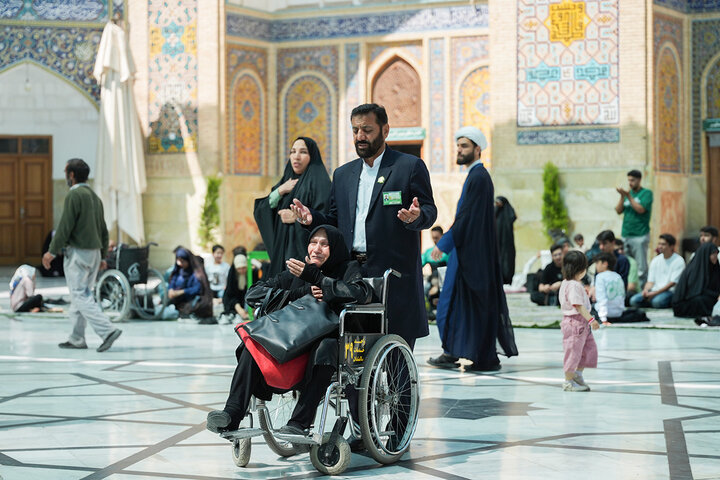 نشاط و معنویت زائران حرم بانوی کرامت در سالروز میلاد امام رضا(ع)