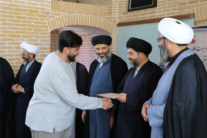 تصاویر/ از مبلغین گروه تبلیغی منهاج با حضور مدیر حوزه علمیه استان یزد تجلیل شد