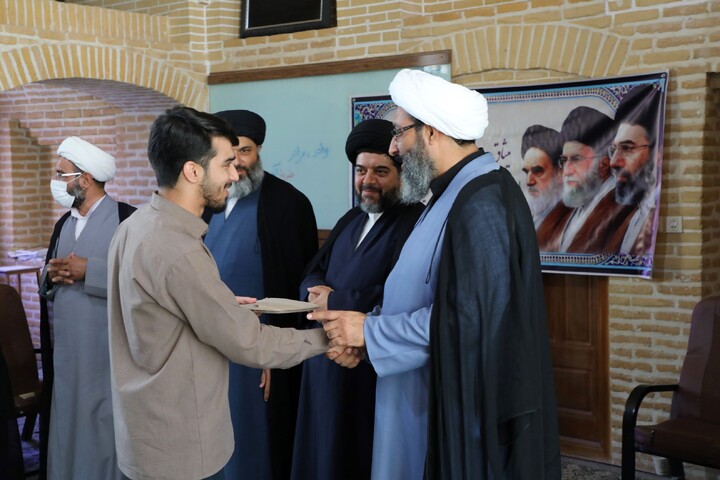 تصاویر/ از مبلغین گروه تبلیغی منهاج با حضور مدیر حوزه علمیه استان یزد تجلیل شد
