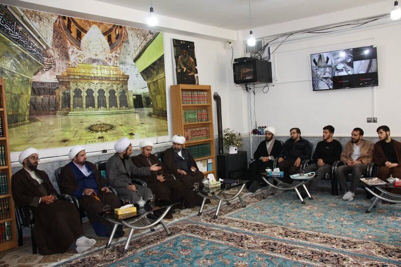 تدوین راهکارهای عملی برای جذب جوانان به مدرسه علمیه امام خمینی (ره) هرسین+عکس