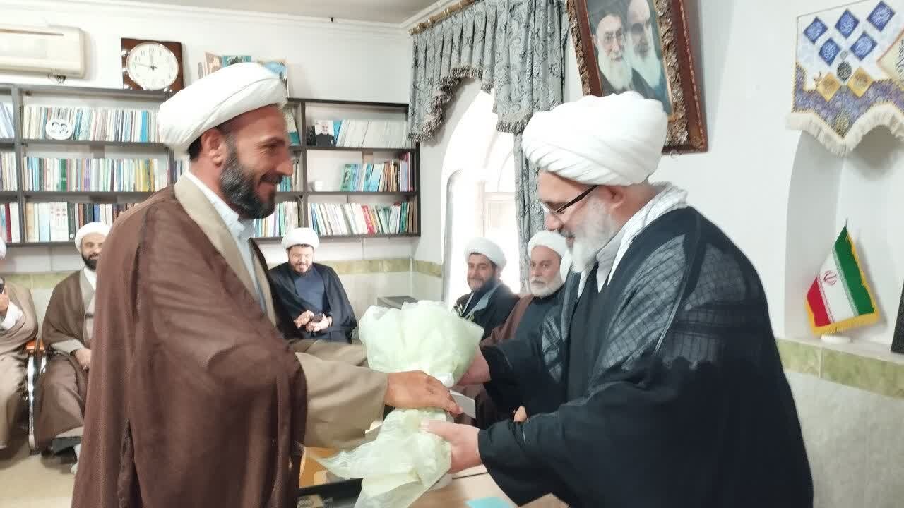 نقش معلمان و روحانیون در تربیت اخلاقی و فکری جامعه بی‌بدیل است