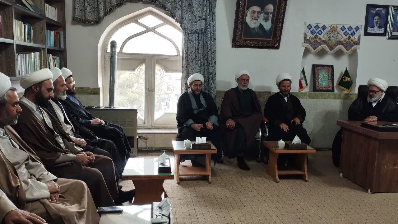 دیدار اساتید حوزه علمیه امام رضا(ع) با امام جمعه به مناسبت روز معلم