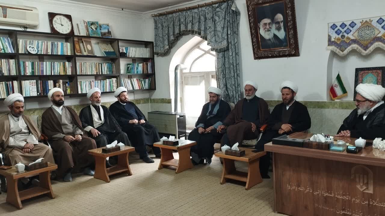 دیدار اساتید حوزه علمیه امام رضا(ع) با امام جمعه به مناسبت روز معلم