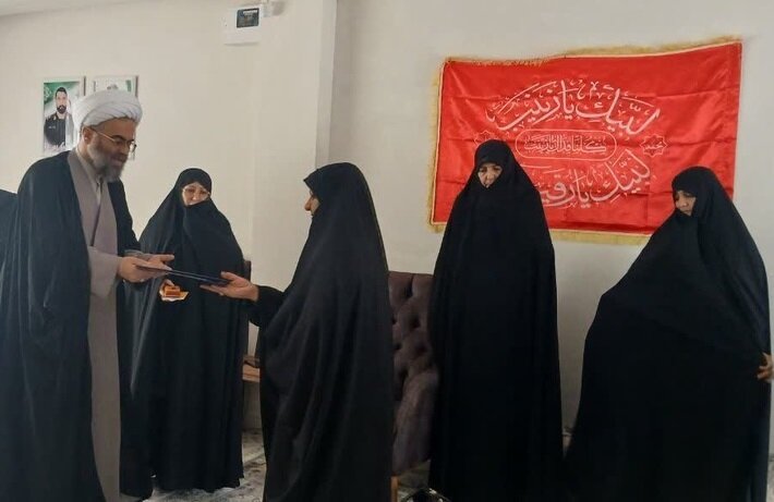 تجلیل مدیر حوزه‌ علمیه خواهران کردستان از خانواده‌ شهید میلاد معظمی