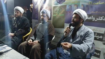فیلم| برپایی موکب گفتگوی ویژه در تجمعات شهرستان آمل، برای تبیین اندیشه های رهبری