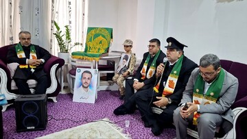تصاویر/ خدام رضوی در منزل شهید جاویدالاثر قاسمی از جنگ رمضان