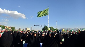 فیلم| بانوان کادر درمان یزد در رژه جانفدایان یزد