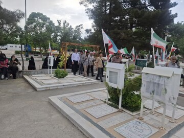 تصاویر/ کاشانی ها قبور گلزار شهدای بهشت رضای مشهد را عطرافشانی کردند