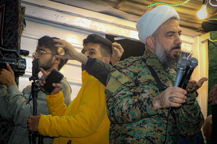تصاویر/ حضور طلاب و اساتید مدرسه علمیه آیت الله بهاری با لباس نظامی در تجمعات مردمی شهر بهار