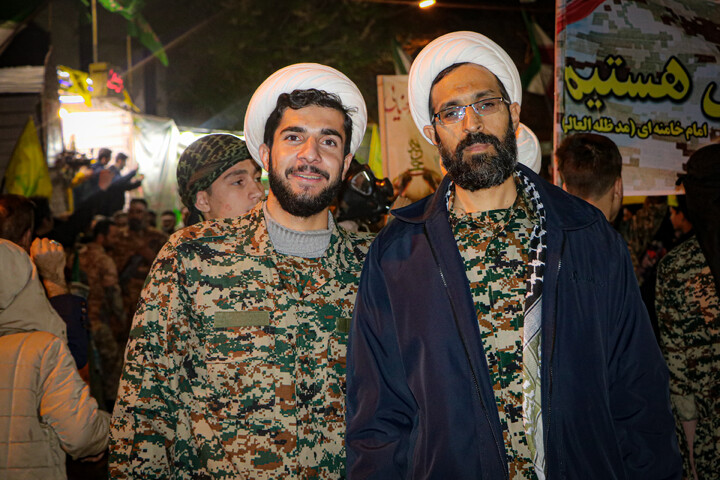 تصاویر/ حضور طلاب و اساتید مدرسه علمیه آیت الله بهاری با لباس نظامی در تجمعات مردمی شهر بهار