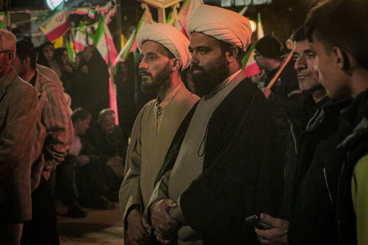 تصاویر/ حضور طلاب و اساتید مدرسه علمیه آیت الله بهاری با لباس نظامی در تجمعات مردمی شهر بهار