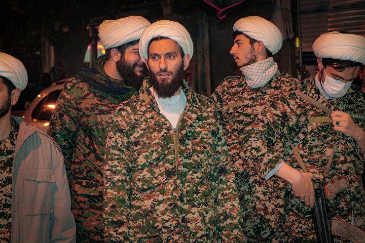 تصاویر/ حضور طلاب و اساتید مدرسه علمیه آیت الله بهاری با لباس نظامی در تجمعات مردمی شهر بهار