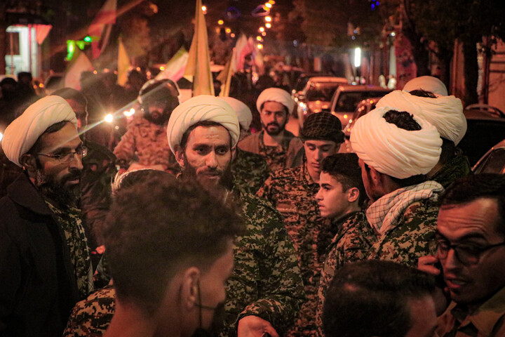 تصاویر/ حضور طلاب و اساتید مدرسه علمیه آیت الله بهاری با لباس نظامی در تجمعات مردمی شهر بهار