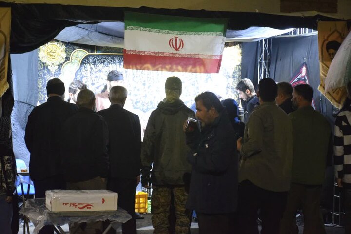 تصاویر/ خدمت رسانی طلاب مدرسه علمیه خاتم الانبیاء (ص) در موکب «قائد شهید»