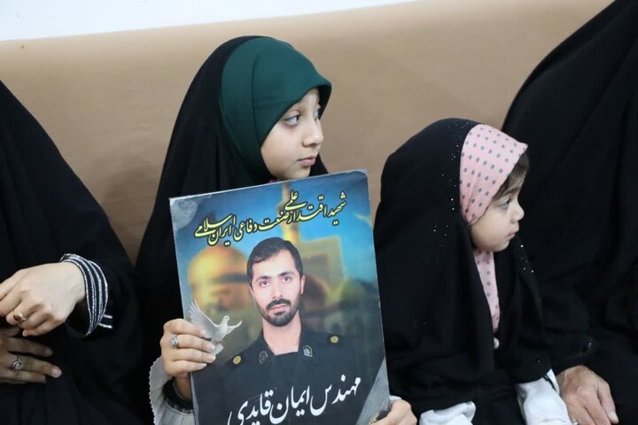 تصاویر/ دیدار خادمان امام رضا(ع) با خانواده شهید ایمان قائدی در خورموج
