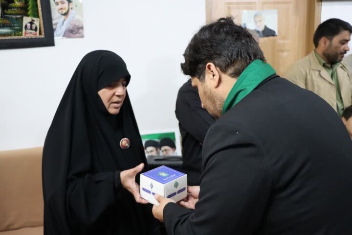 تصاویر/ دیدار خادمان امام رضا(ع) با خانواده شهید ایمان قائدی در خورموج