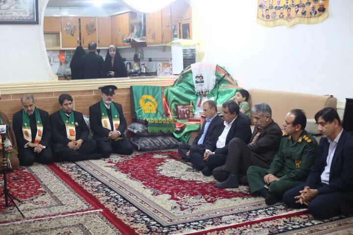 تصاویر/ دیدار خادمان امام رضا(ع) با خانواده شهید ایمان قائدی در خورموج