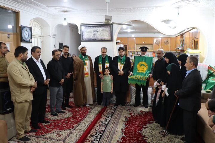 تصاویر/ دیدار خادمان امام رضا(ع) با خانواده شهید ایمان قائدی در خورموج