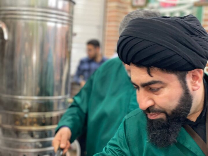تصاویر/ شصتمین شب متوالی؛ پیوند غم شهادت رهبر انقلاب و شادی ولادت امام رضا(ع) در حضور مردم شهرستان خوی