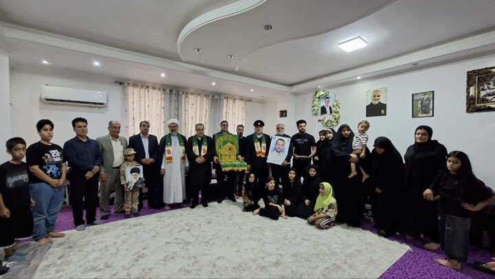 تصاویر/ خدام رضوی در منزل شهید جنگ رمضان