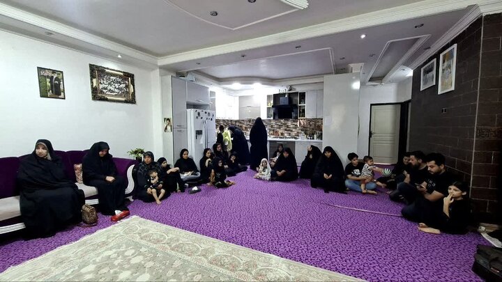تصاویر/ خدام رضوی در منزل شهید جنگ رمضان
