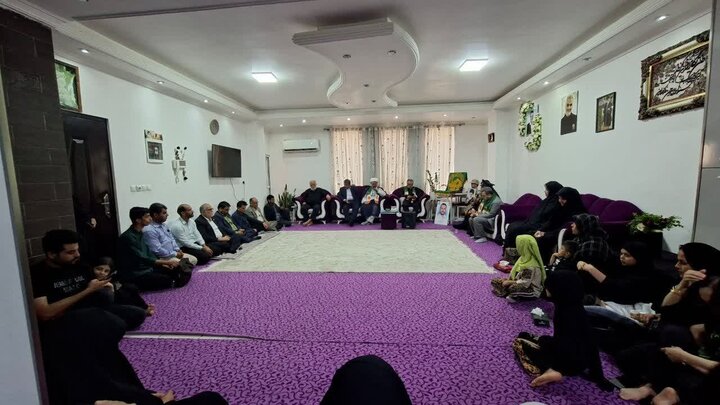 تصاویر/ خدام رضوی در منزل شهید جنگ رمضان