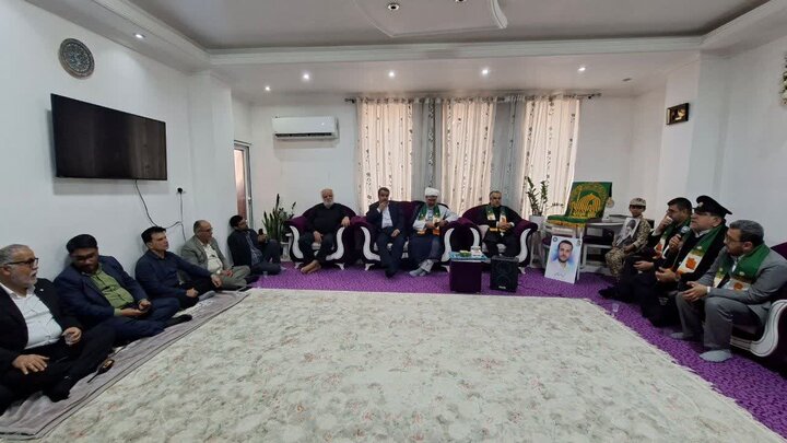 تصاویر/ خدام رضوی در منزل شهید جنگ رمضان