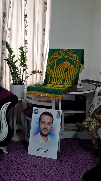 تصاویر/ خدام رضوی در منزل شهید جنگ رمضان