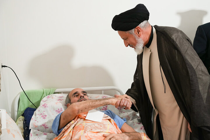 عیادت سفیران کریمه از جانباز جنگ تحمیلی رمضان در سالروز میلاد امام مهربانی
