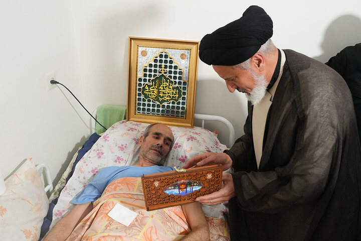 عیادت سفیران کریمه از جانباز جنگ تحمیلی رمضان در سالروز میلاد امام مهربانی