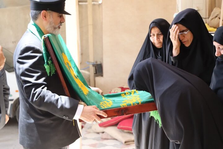 تصاویر/ دیدار خادمان امام رضا(ع) با خانواده شهید عالی‌نژاد در خورموج
