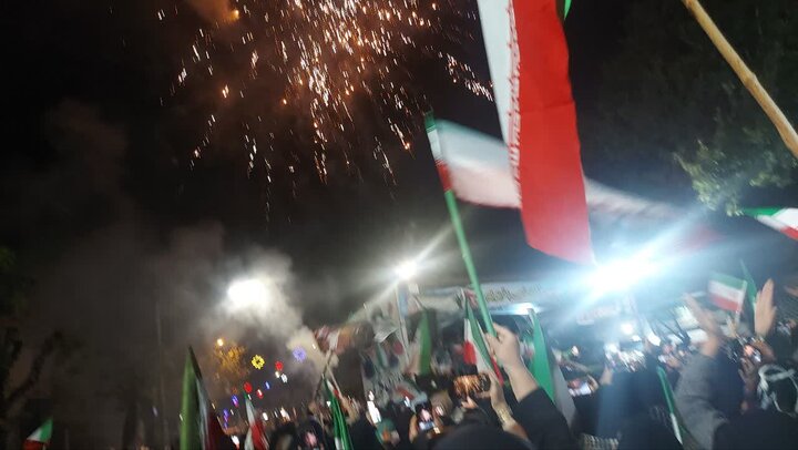 تصاویر/  شصتمین شب شهادت رهبر انقلاب؛ تجدید میثاق مردم شهرستان نقده  با آرمان‌های انقلاب در شام میلاد امام رضا