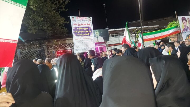 تصاویر/  شصتمین شب شهادت رهبر انقلاب؛ تجدید میثاق مردم شهرستان نقده  با آرمان‌های انقلاب در شام میلاد امام رضا