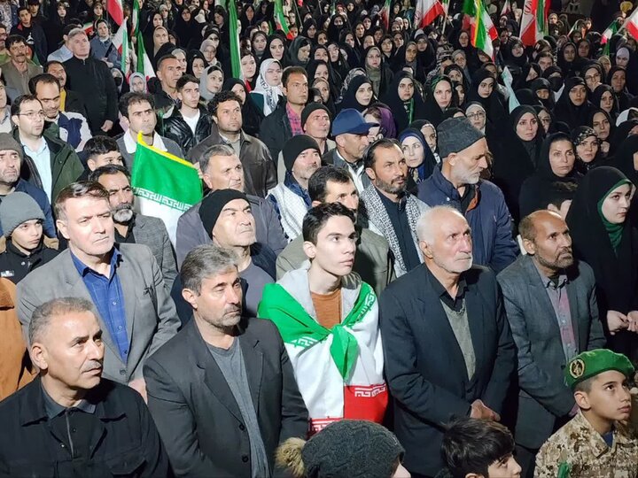 تصاویر/  شصتمین شب شهادت رهبر انقلاب؛ تجدید میثاق مردم شهرستان نقده  با آرمان‌های انقلاب در شام میلاد امام رضا