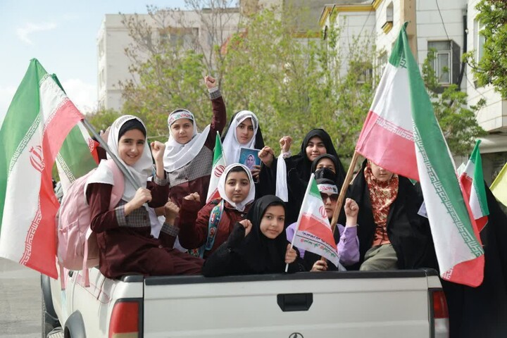 تصاویر / رژه بانوان و دختران بسیجی،جان فدایان ایرانِ امام رضا (ع) در بهار