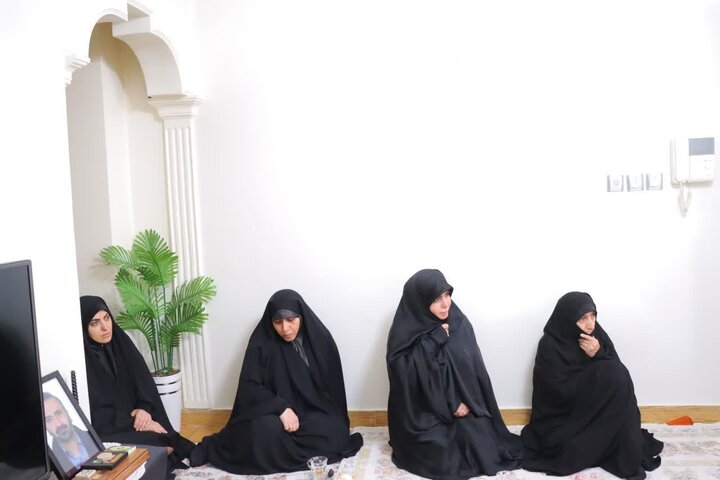 تصاویر/ دیدار امام‌جمعه و فرماندار شهرستان اسلامشهر و هیئت همراه با خانواده شهید جنگ رمضان شهید مصطفی ریحان صفت