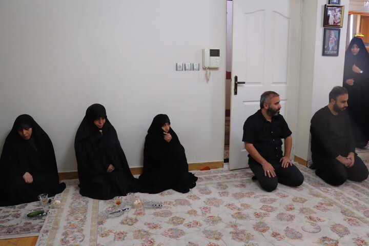 تصاویر/ دیدار امام‌جمعه و فرماندار شهرستان اسلامشهر و هیئت همراه با خانواده شهید جنگ رمضان شهید مصطفی ریحان صفت
